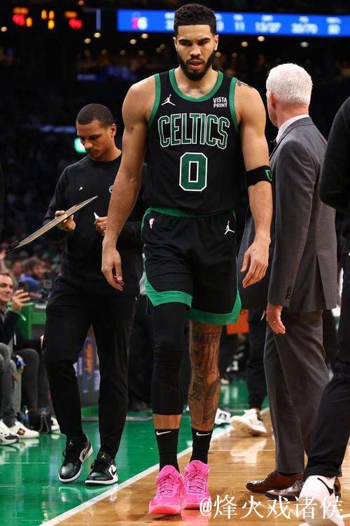 马克西33+12力压塔图姆32+15，76人险胜绿军迎来2连败